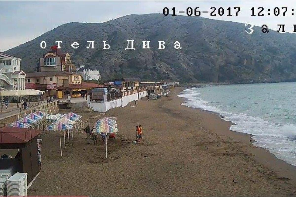 В сети показали, сколько людей отдыхают на крымских пляжах в первый день лета В сети показали, сколько людей отдыхают на крымских пляжах в первый день лета
