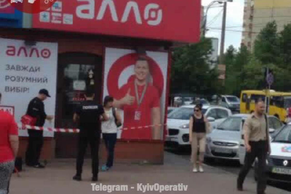 В Киеве средь бела дня ограбили магазин мобильной техники В Киеве средь бела дня ограбили магазин мобильной техники