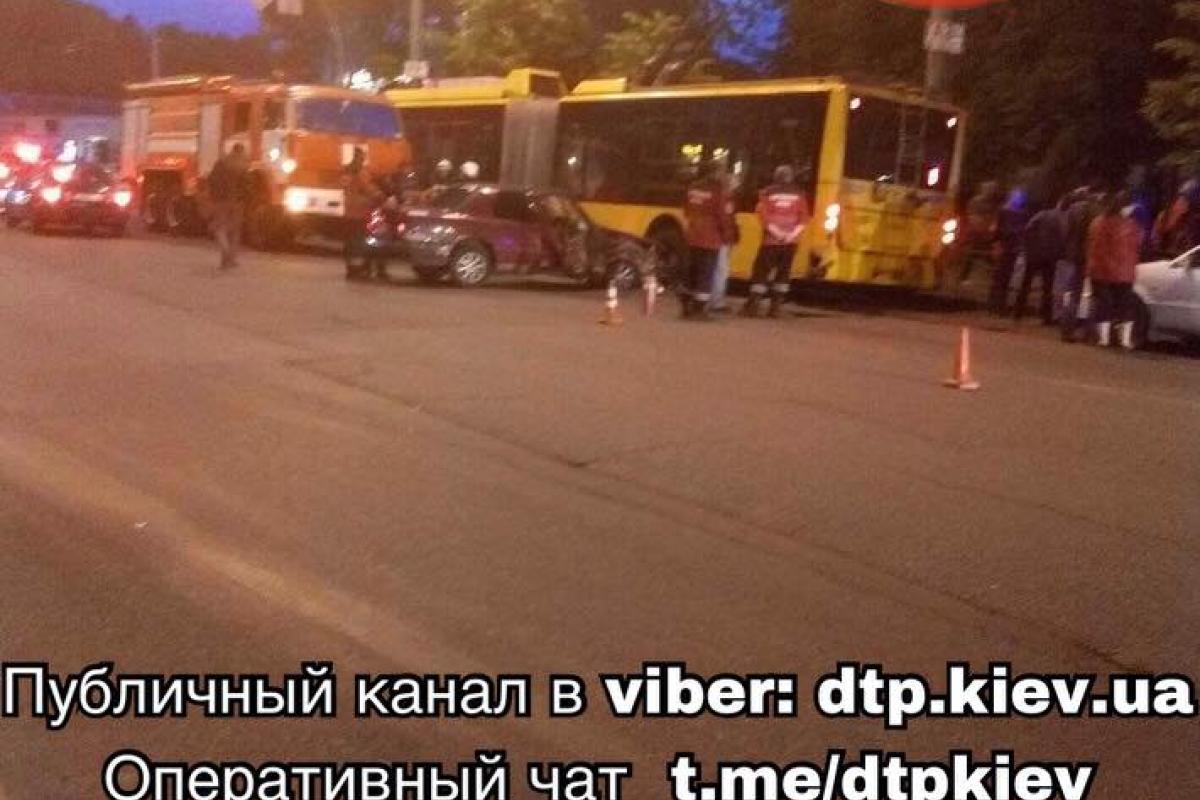 В Киеве легковушка врезалась в троллейбус: есть пострадавшие  В Киеве легковушка врезалась в троллейбус: есть пострадавшие