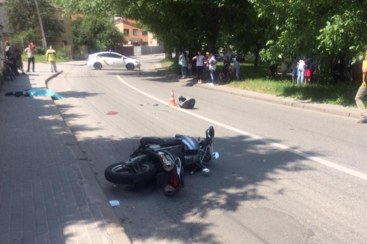 Во Львове произошло жуткое ДТП, один мотоциклист умер на месте Во Львове произошло жуткое ДТП, один мотоциклист умер на месте