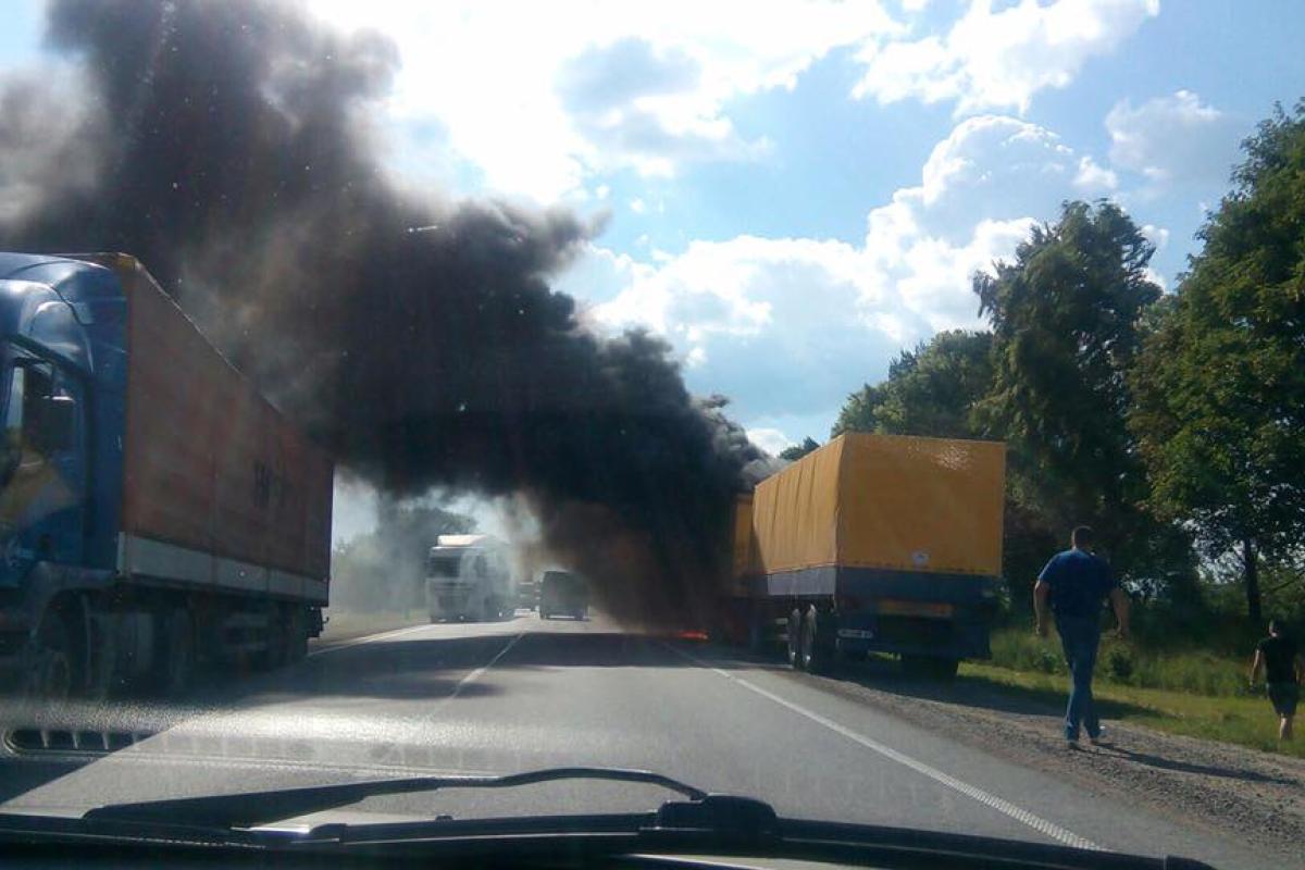На трассе Киев - Чоп горит фура На трассе Киев - Чоп горит фура