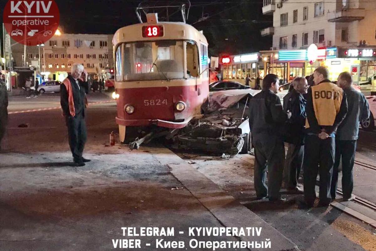 Нардеп, даривший Яценюку цветы, попал в серьезное ДТП Нардеп, даривший Яценюку цветы, попал в серьезное ДТП