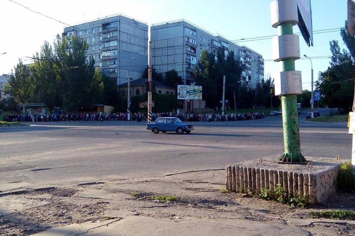 В оккупированном Луганске люди выстаивают огромные очереди, чтобы сбежать из города