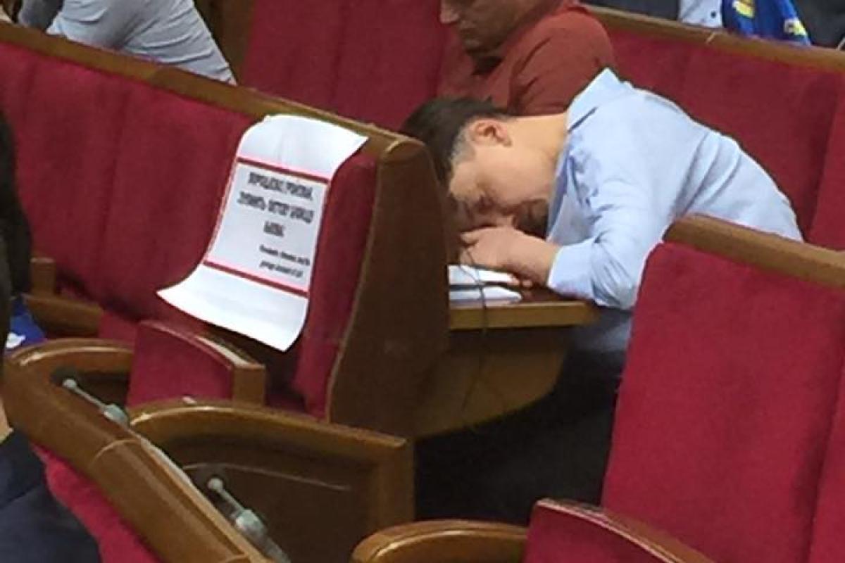 Надежда Савченко пришла в Раду под кайфом? Нардеп опубликовал серию снимков Надежда Савченко пришла в Раду под кайфом? Нардеп опубликовал серию снимков