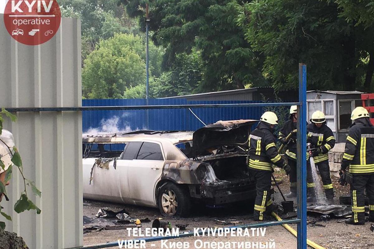 В Киеве неизвестные подожгли лимузин В Киеве неизвестные подожгли лимузин
