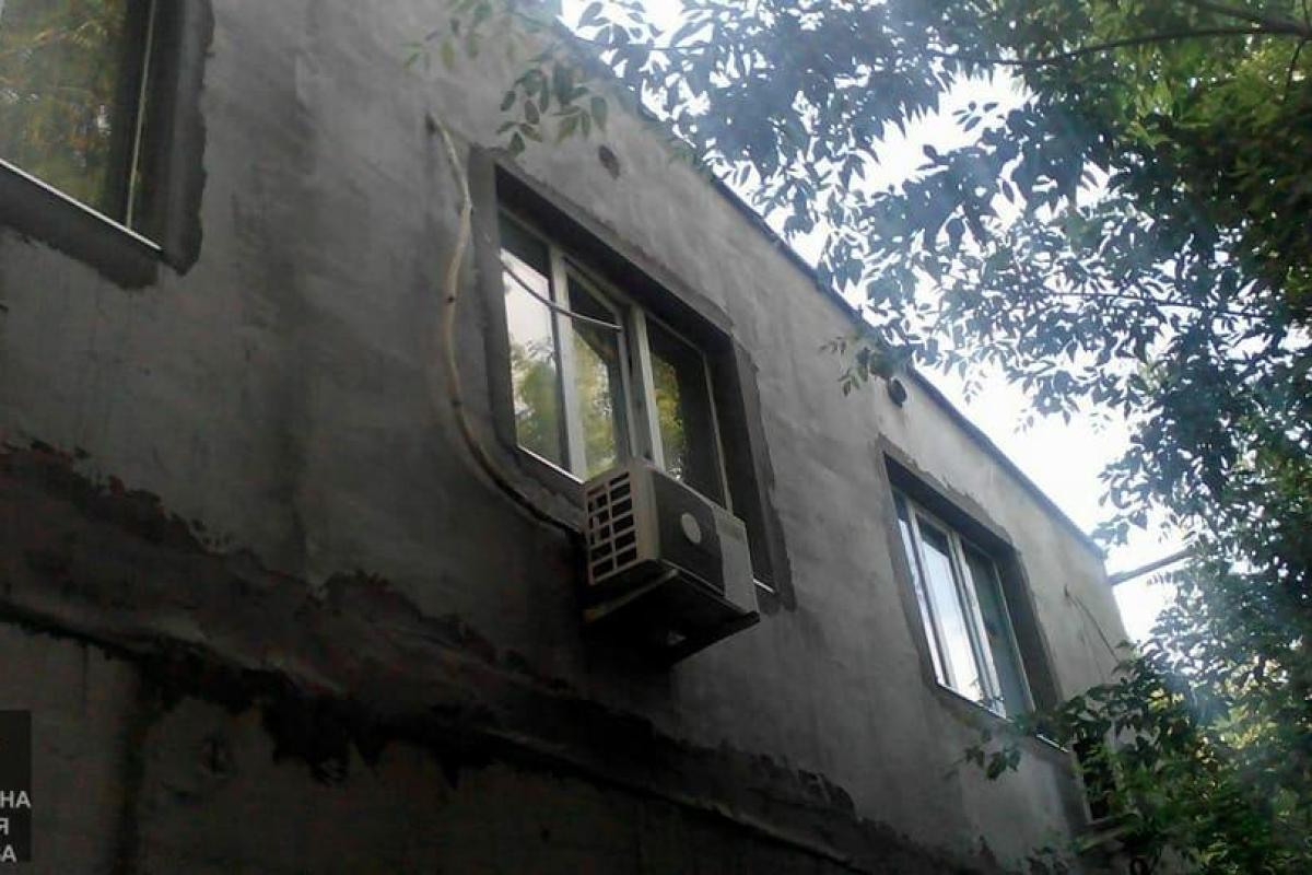 В Харькове вор прятался от полицейских в диване