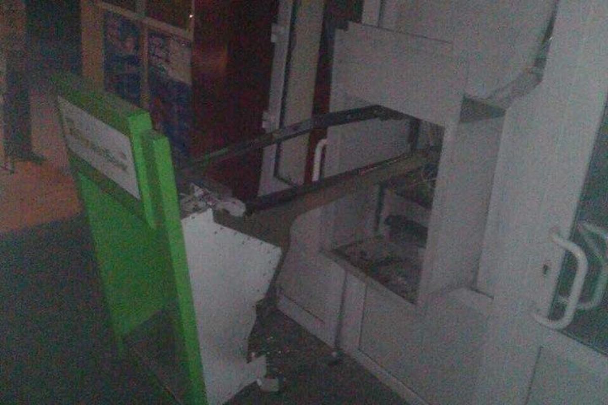 На Харьковщине люди в камуфляже взорвали банкомат и похитили деньги На Харьковщине люди в камуфляже взорвали банкомат и похитили деньги