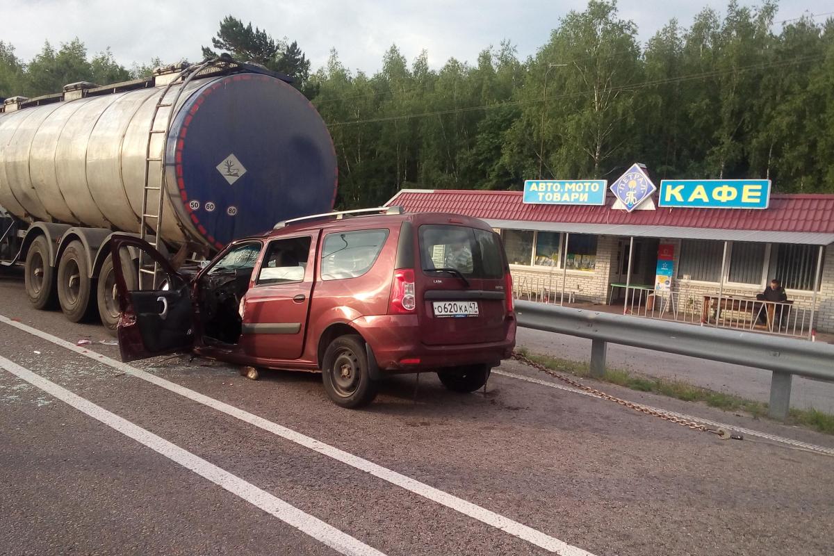 ДТП на трассе «Киев-Харьков»: водитель не справился с управлением и совершил наезд на автоцистерну ДТП на трассе «Киев-Харьков»: водитель не справился с управлением и совершил наезд на автоцистерну