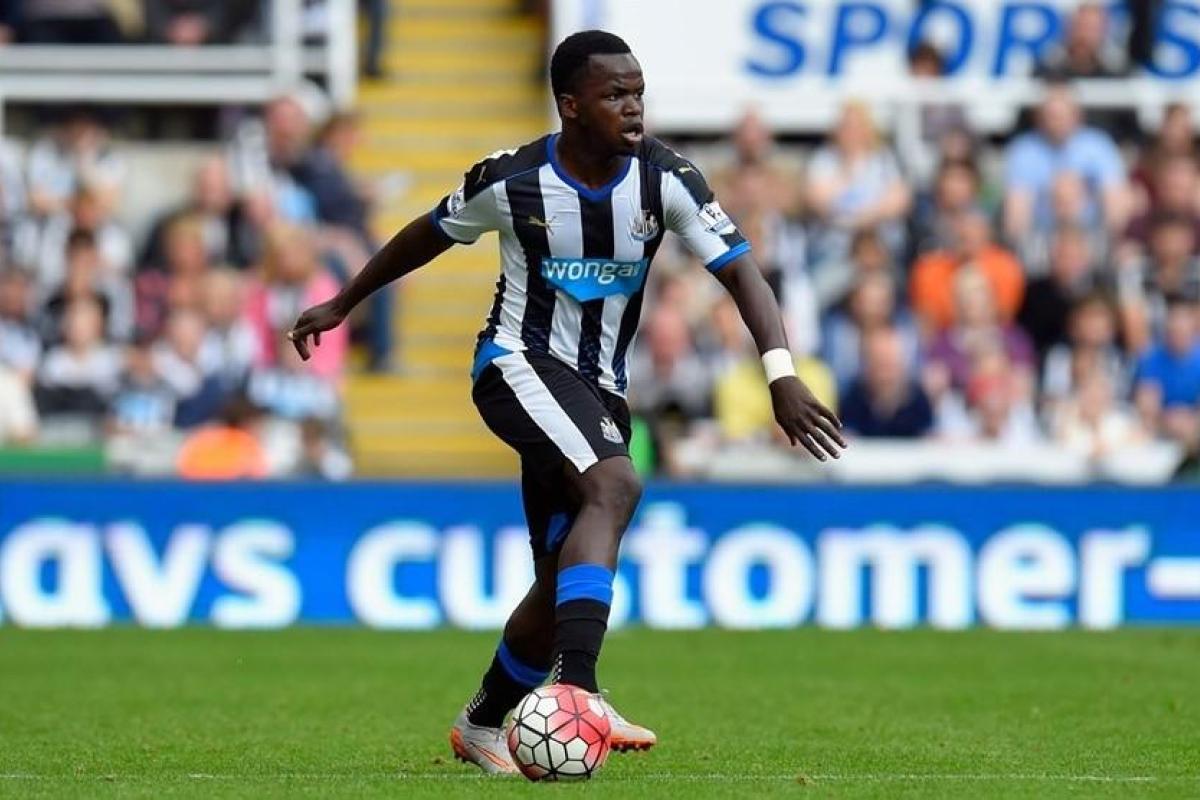 Бывший игрок "Ньюкасла" Шейк Тиоте умер на тренировке Бывший игрок "Ньюкасла" Шейк Тиоте умер на тренировке