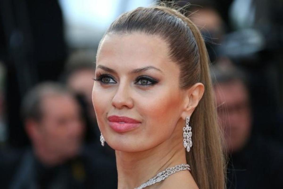 Светская львица Виктория Боня поразила поклонников откровенным платьем