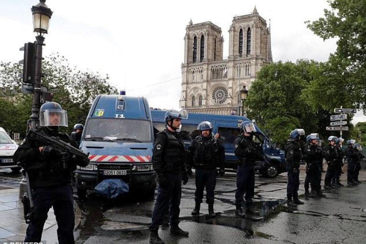 В центре Парижа произошла стрельба: туристы оказались заблокированными в соборе Нотр-Дам