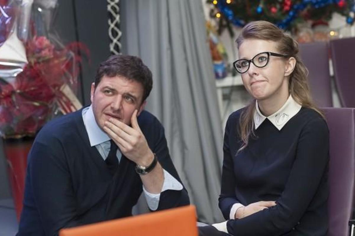 Максим Виторган показал фото, на котором держит сына вниз головой Максим Виторган показал фото, на котором держит сына вниз головой