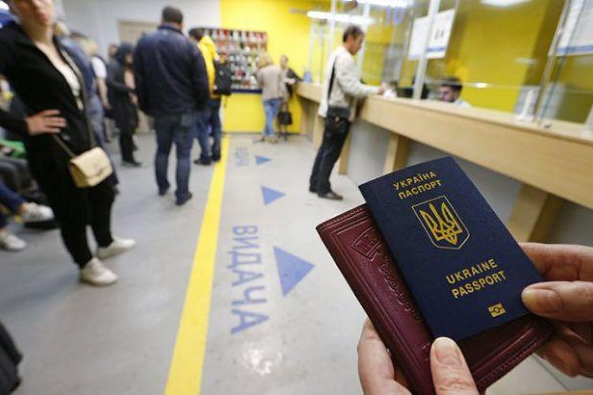 Пошли вторые сутки безвиза: Кто из украинских политиков и журналистов воспользовались данным правом
