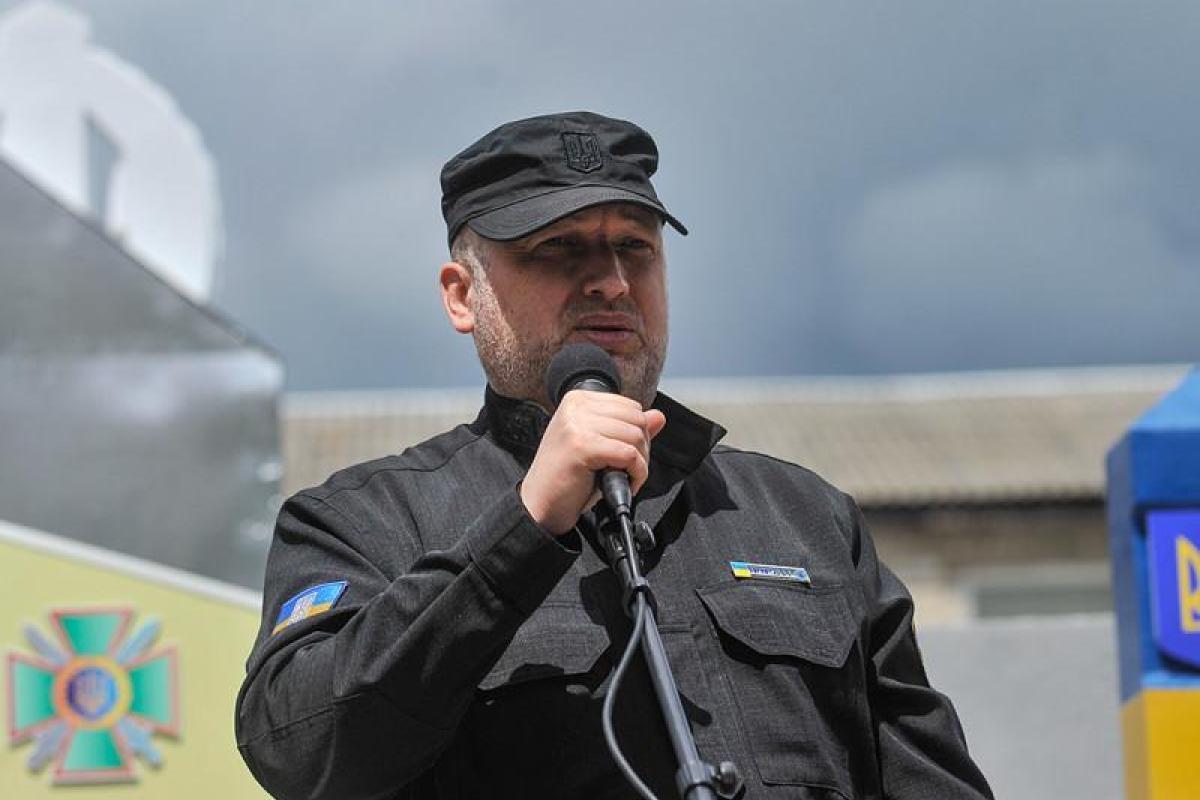 Турчинов заявил, что россиян будут пускать в Украину по биопаспортам
