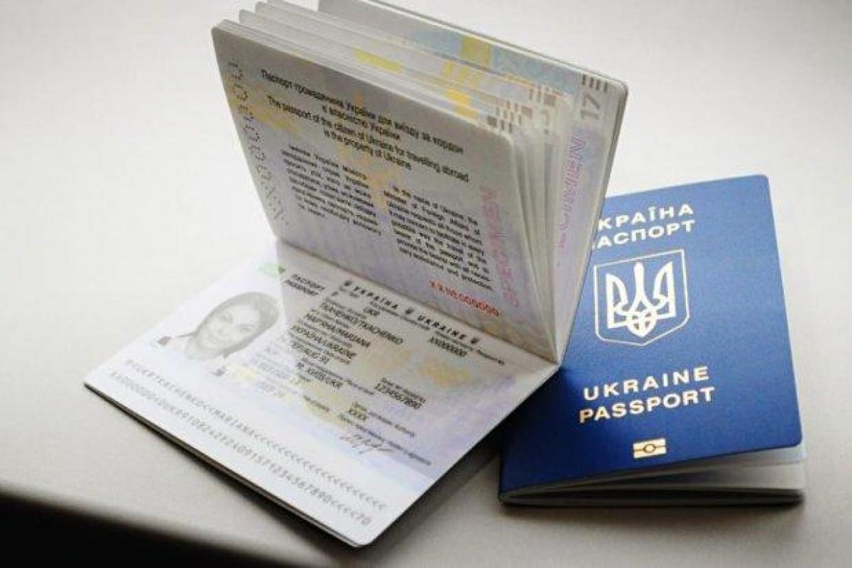 Крымчан, едущих за биометрическими паспортами, пугают, что в Украине их «зачистят и арестуют» Крымчан, едущих за биометрическими паспортами, пугают, что в Украине их «зачистят и арестуют»