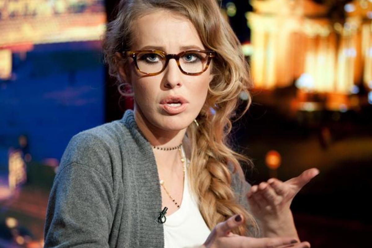 Телеведущая Ксения Собчак шокировала публику несуразным нарядом Телеведущая Ксения Собчак шокировала публику несуразным нарядом