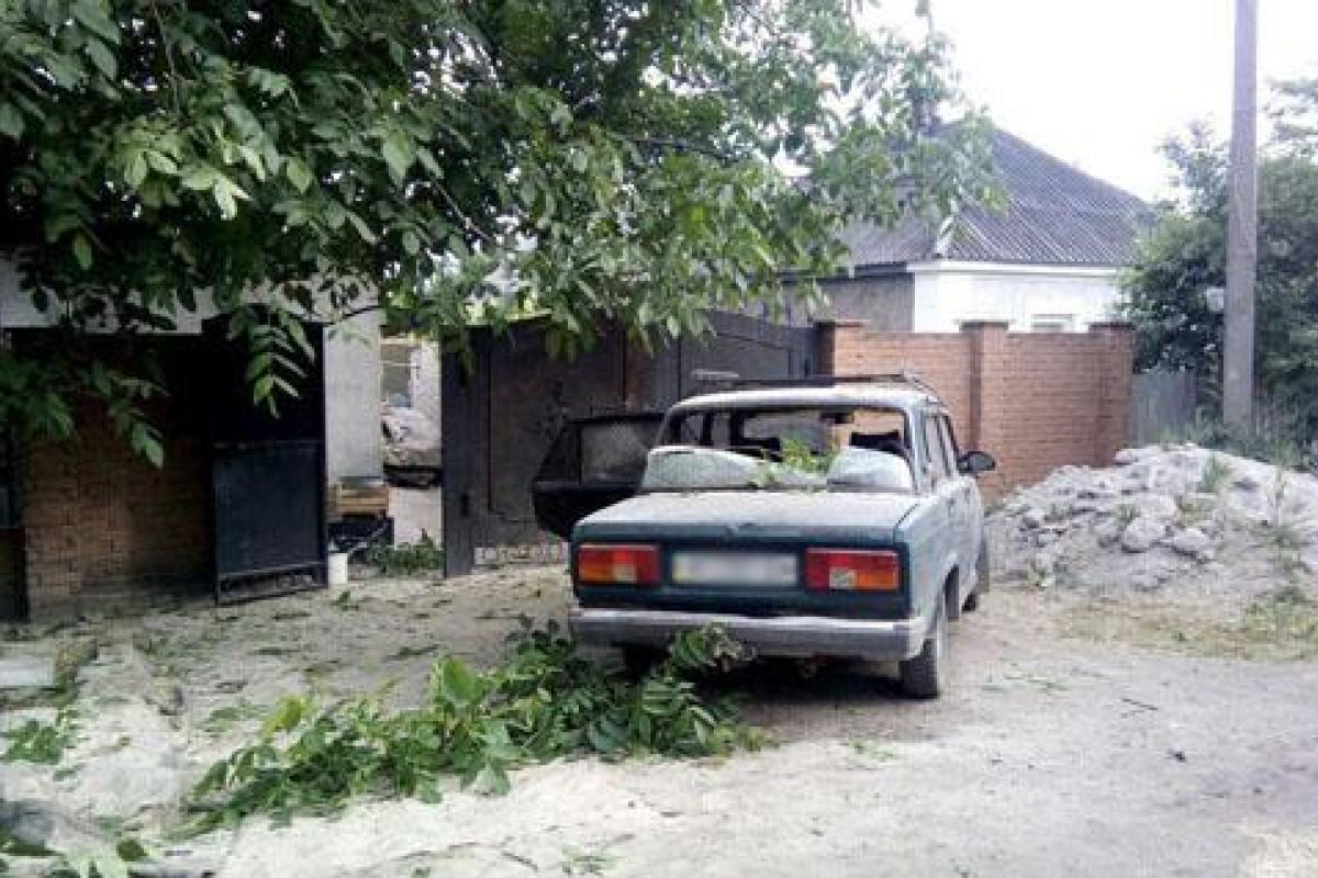 В Авдеевке результате взрыва снаряда повреждено жилой дом и машину