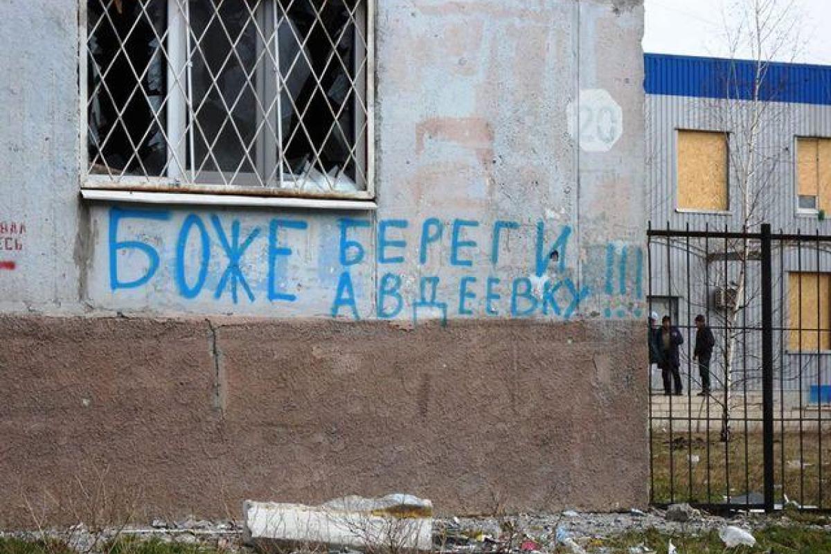 В Авдеевке снаряд боевиков застрял в стене жилого дома: появилось шокирующее фото В Авдеевке снаряд боевиков застрял в стене жилого дома: появилось шокирующее фото