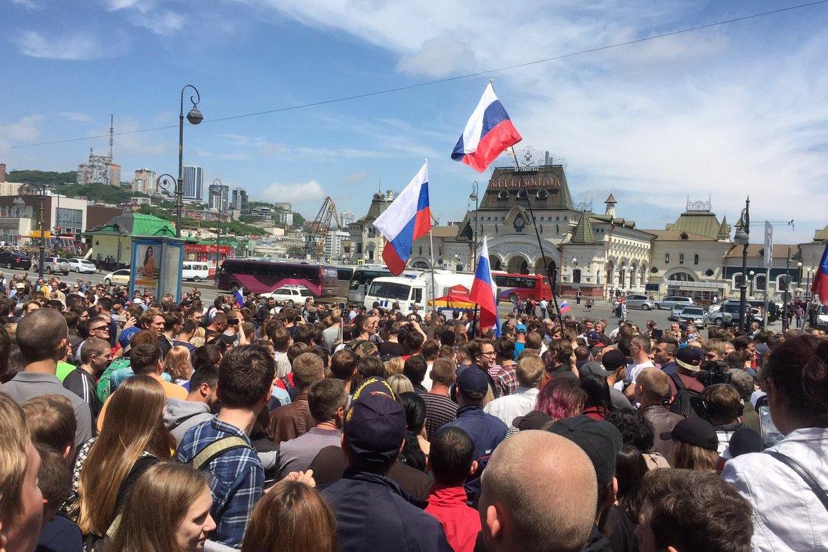 На Дальнем Востоке и в Сибири начались митинги: люди собираются, несмотря на запреты властей