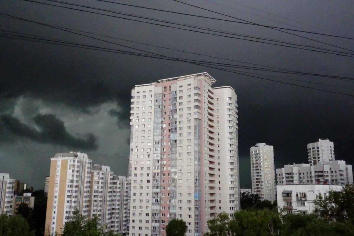 "Климатическое оружие в действии": циклон над Москвой принял забавную форму "Климатическое оружие в действии": циклон над Москвой принял забавную форму