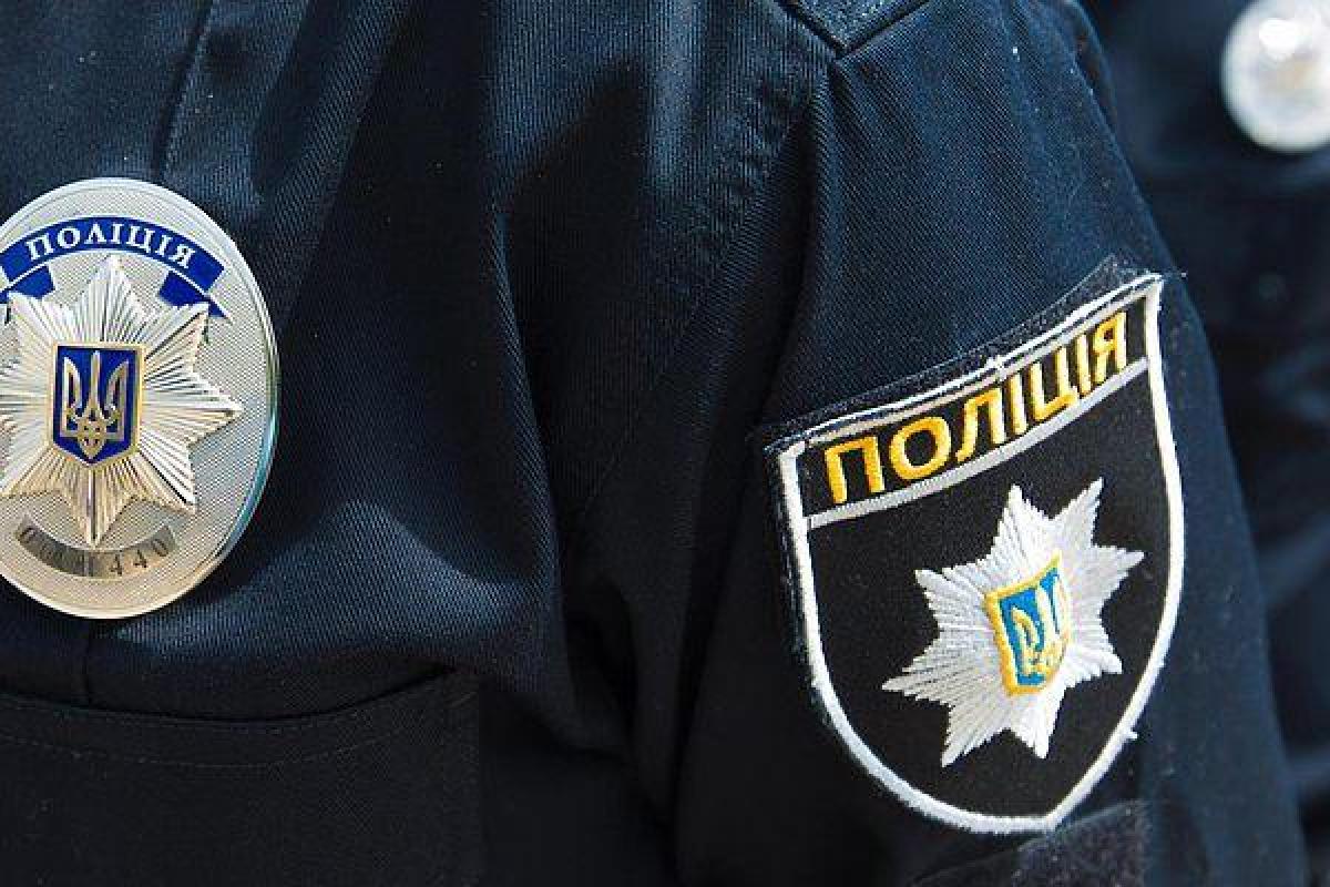 Под Киевсоветом представители добровольческих батальонов подрались с правоохранителями Под Киевсоветом представители добровольческих батальонов подрались с правоохранителями