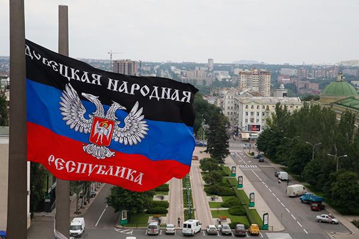 В "ДНР" люди срывают флаги "республики" В "ДНР" люди срывают флаги "республики"