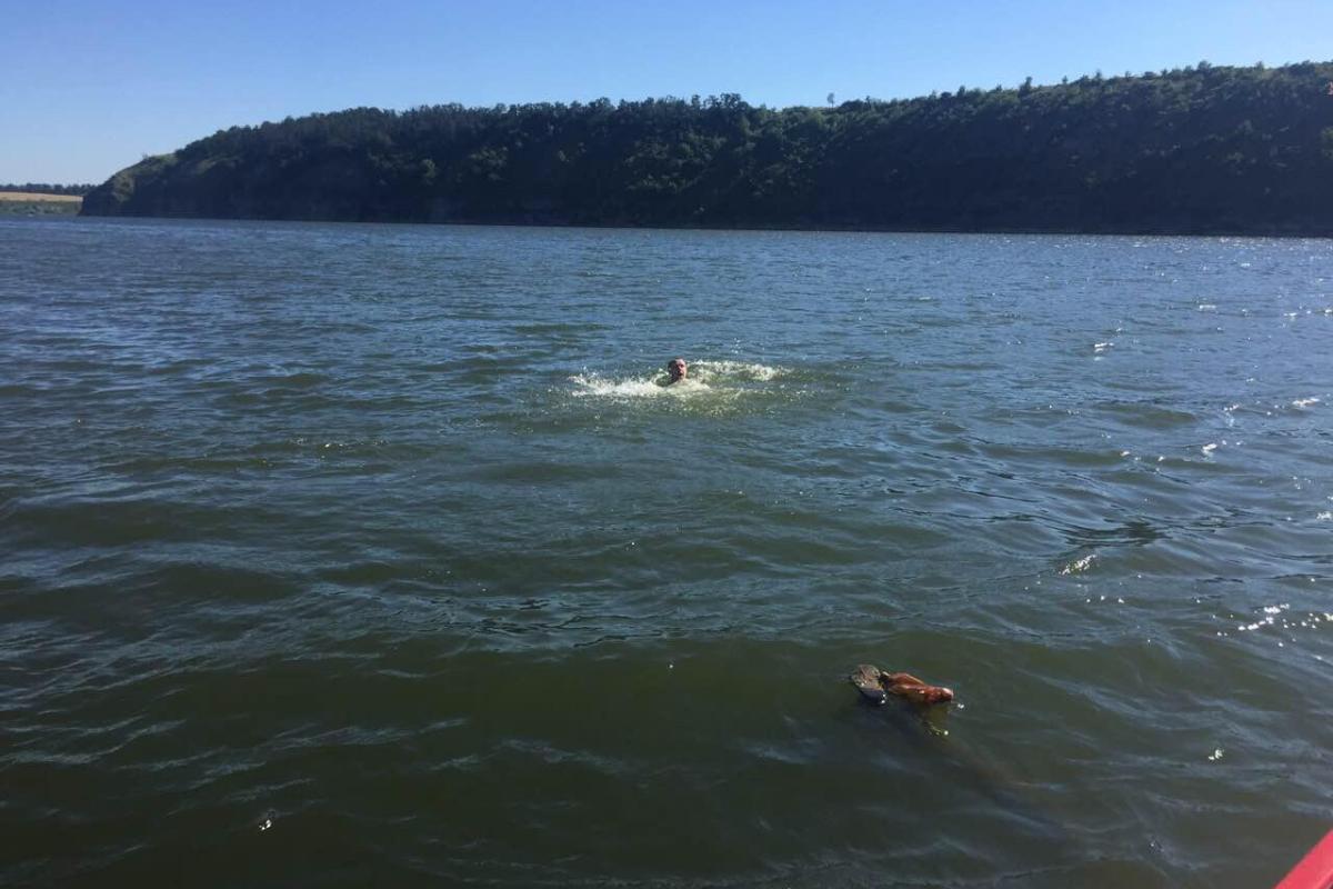 Пострадавший начал тонуть: В Хмельницкой области спасли мужчину, который перевернулся на лодке