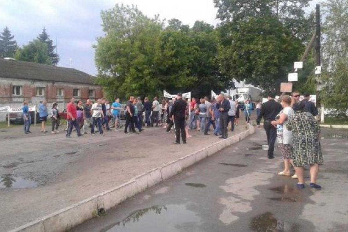Акция протеста в Ольшанах: местные жители перекрыли дороги