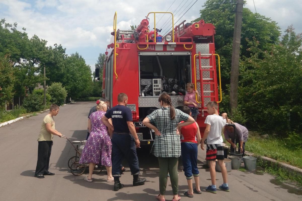 В Донецкой области спасатели обеспечили питьевой водой население Александровки В Донецкой области спасатели обеспечили питьевой водой население Александровки