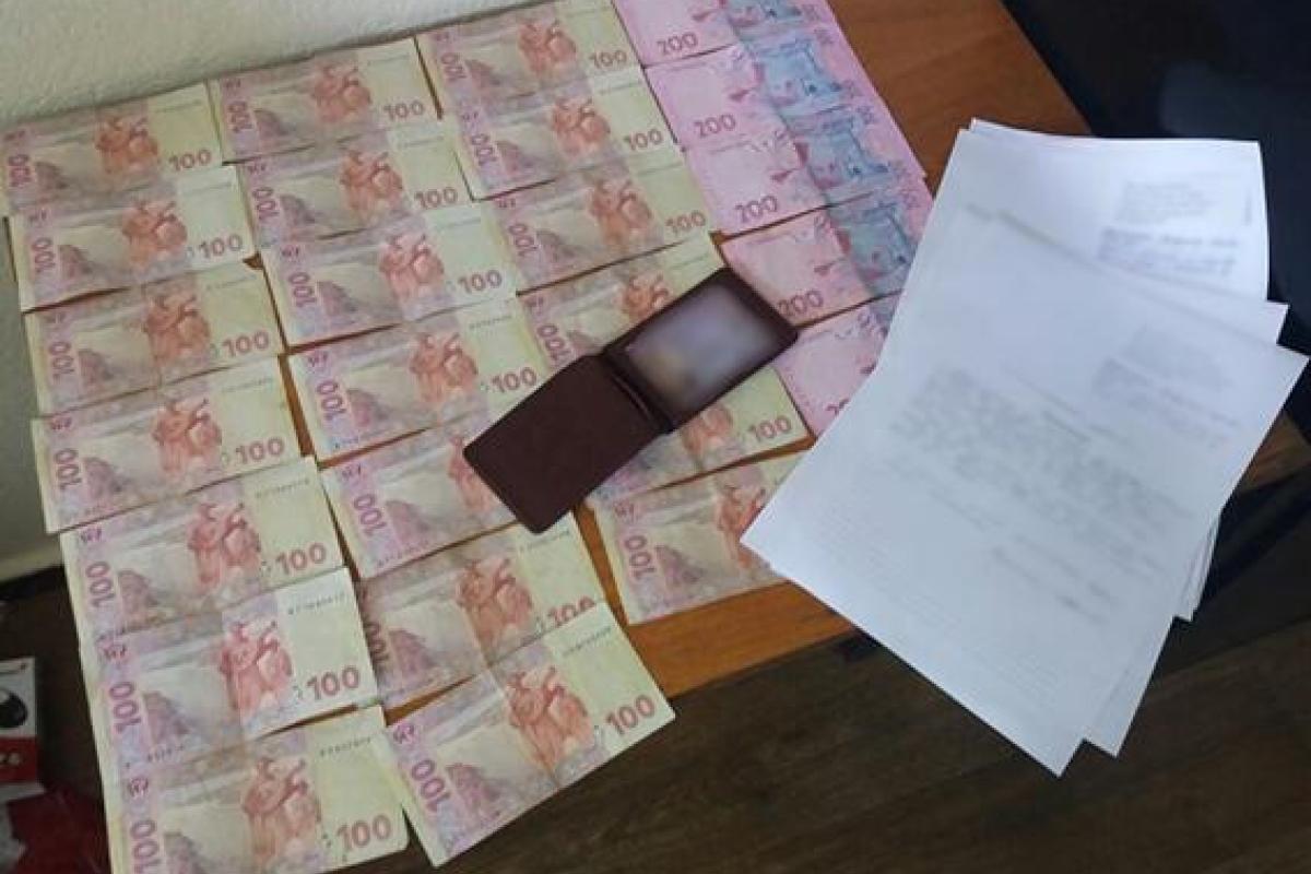 На Донетчине задержали прокурора, который "попросил" у полицейского 3 тысячи гривен 