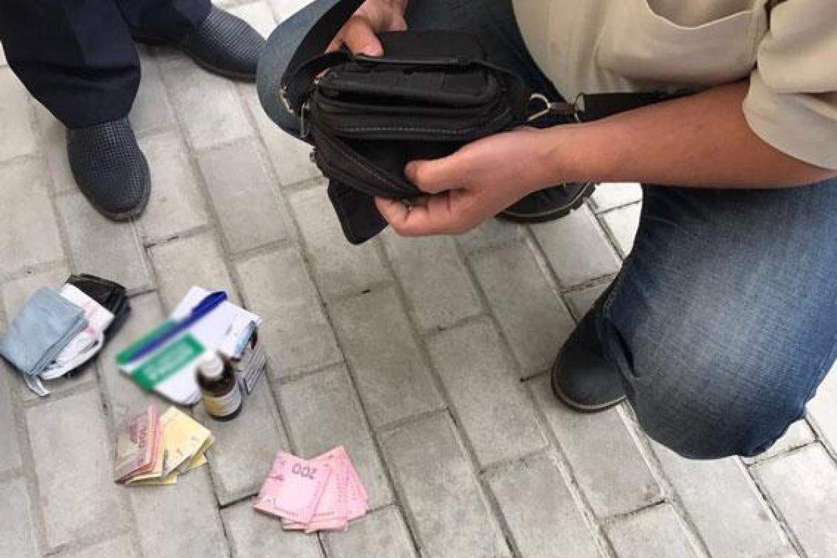 Взяточники дня: в Киеве и на Житомирщине задержали чиновника РГА и руководителя отдела Госгеокадастра Взяточники дня: в Киеве и на Житомирщине задержали чиновника РГА и руководителя отдела Госгеокадастра