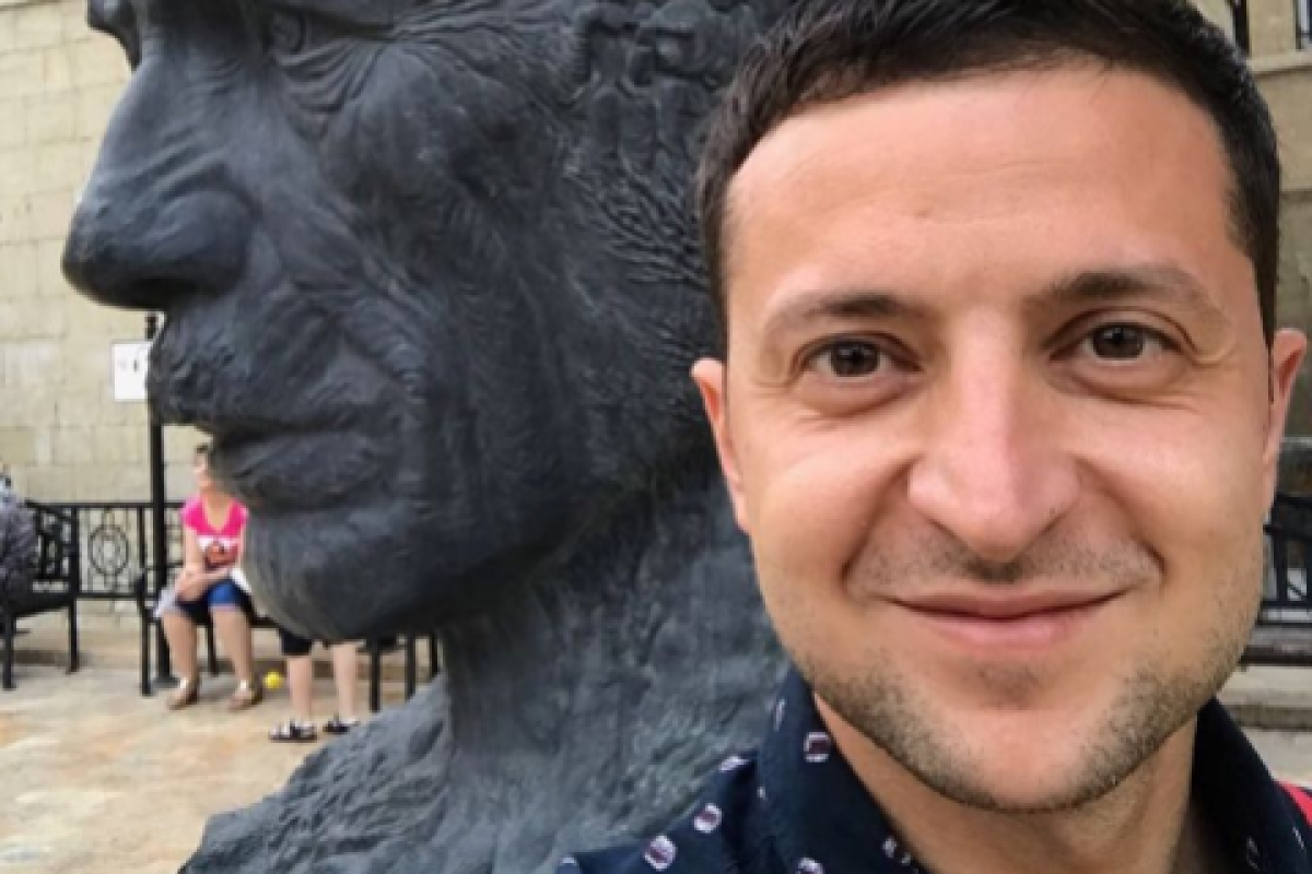 Зеленский упал на легендарном месте из фильма "Бриллиантовая рука" Зеленский упал на легендарном месте из фильма "Бриллиантовая рука"