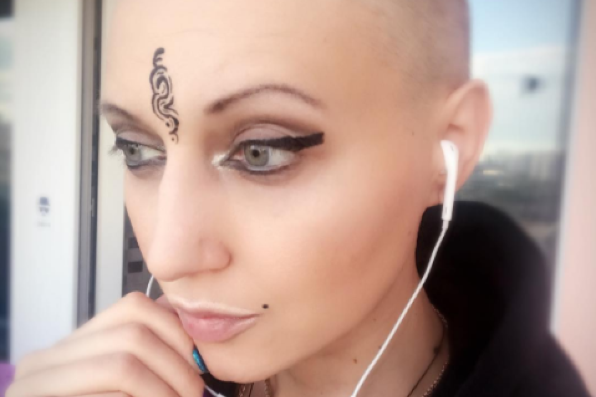 "Думала, будет легче": больная раком певица Лама Сафонова рассказала о первом сеансе лучевой терапии "Думала, будет легче": больная раком певица Лама Сафонова рассказала о первом сеансе лучевой терапии