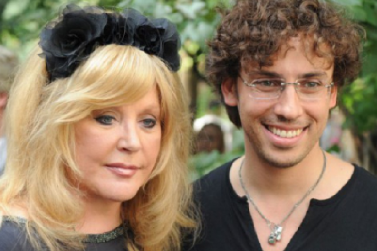 Максим Галкин показал семейное фото с пляжа Юрмалы