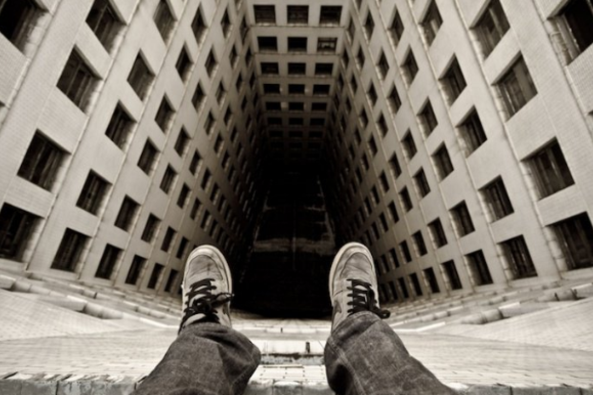 В Луцке молодые патрульные спасли 21-летнего парня от суицида В Луцке молодые патрульные спасли 21-летнего парня от суицида