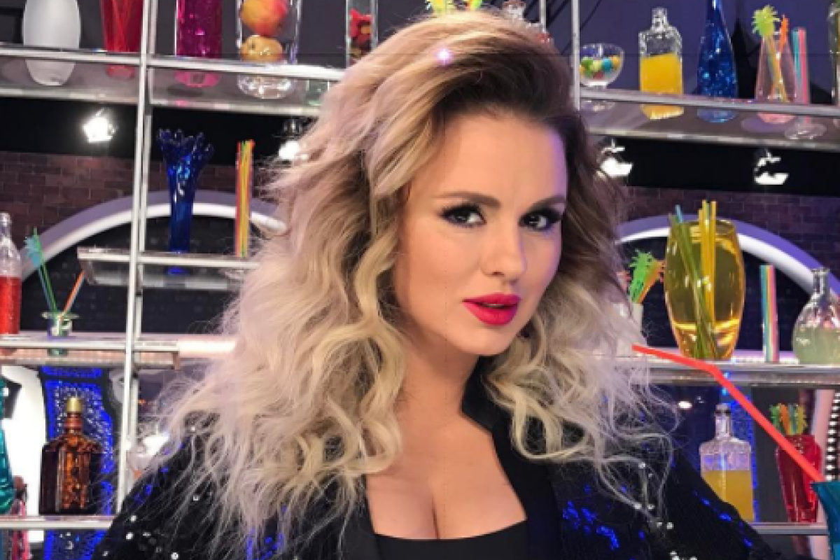 Поклонники перепутали Анну Семенович со Светланой Лободой Поклонники перепутали Анну Семенович со Светланой Лободой