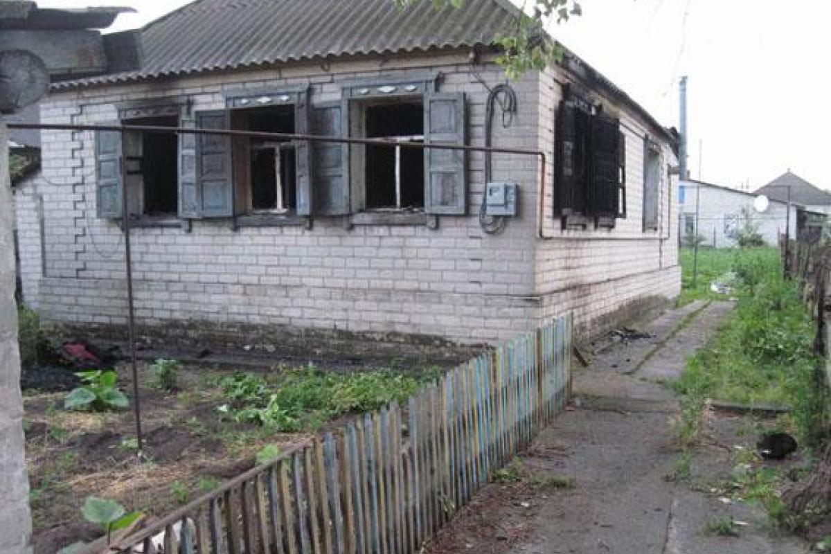 В Донецкой области двое мужчин убили своего товарища, после чего сожгли его дом В Донецкой области двое мужчин убили своего товарища, после чего сожгли его дом