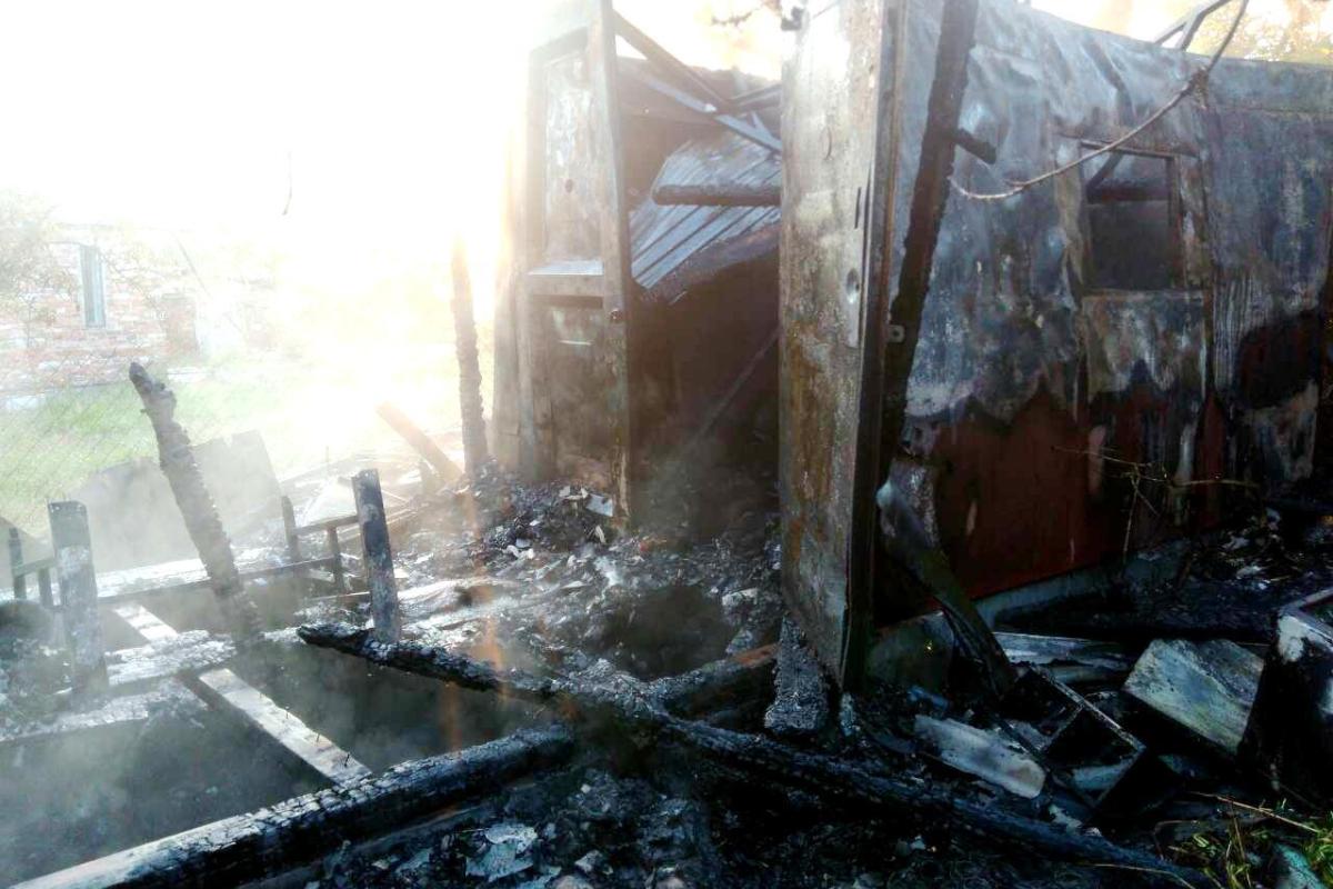 Во Львове во время пожара в металлическом вагончике погиб мужчина