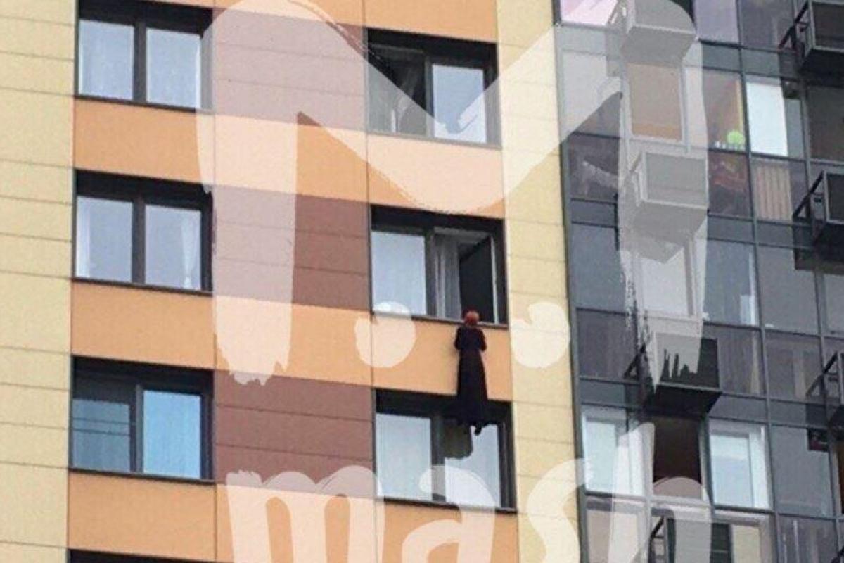 В России молодая девушка совершила жуткое самоубийство на глазах у прохожих