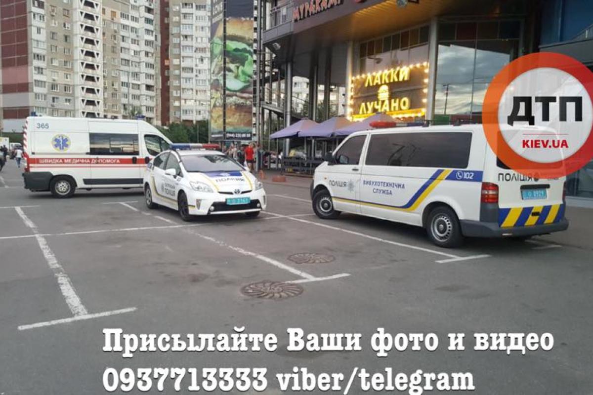 В Киеве эвакуируют торговый центр из-за сообщения о взрывчатке В Киеве эвакуируют торговый центр из-за сообщения о взрывчатке