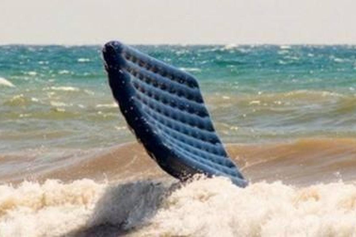 В Одессе пограничники спасли девочку, которую унесло на матрасе в море В Одессе пограничники спасли девочку, которую унесло на матрасе в море