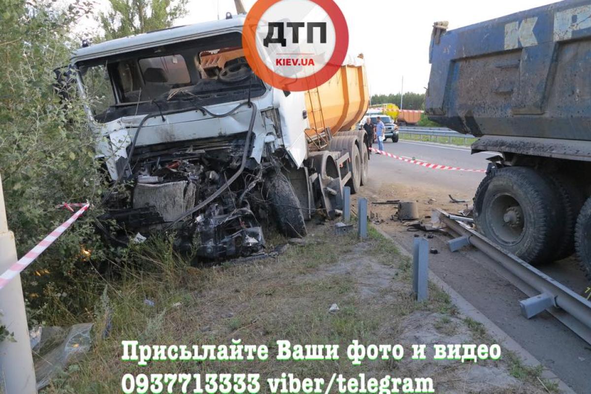 Смертельное ДТП в Киеве: мужчину раздавило между грузовиками Смертельное ДТП в Киеве: мужчину раздавило между грузовиками