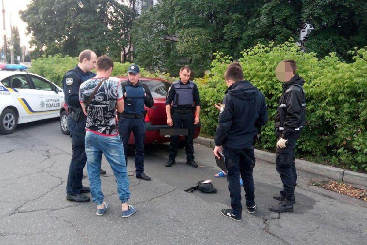 В Киеве неизвестные совершили стрельбу: патрульные рассказали подробности В Киеве неизвестные совершили стрельбу: патрульные рассказали подробности