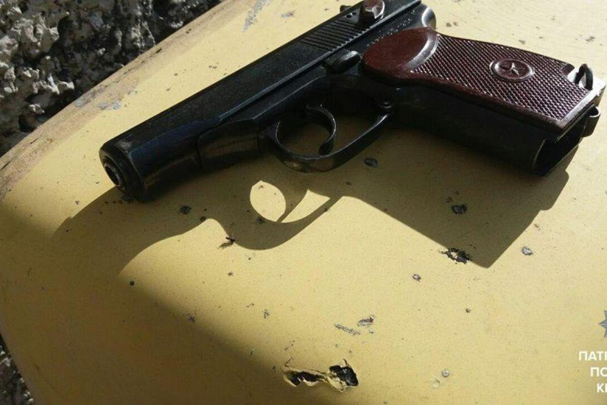 В Киеве задержали мужчин, стрелявших из автомобиля В Киеве задержали мужчин, стрелявших из автомобиля