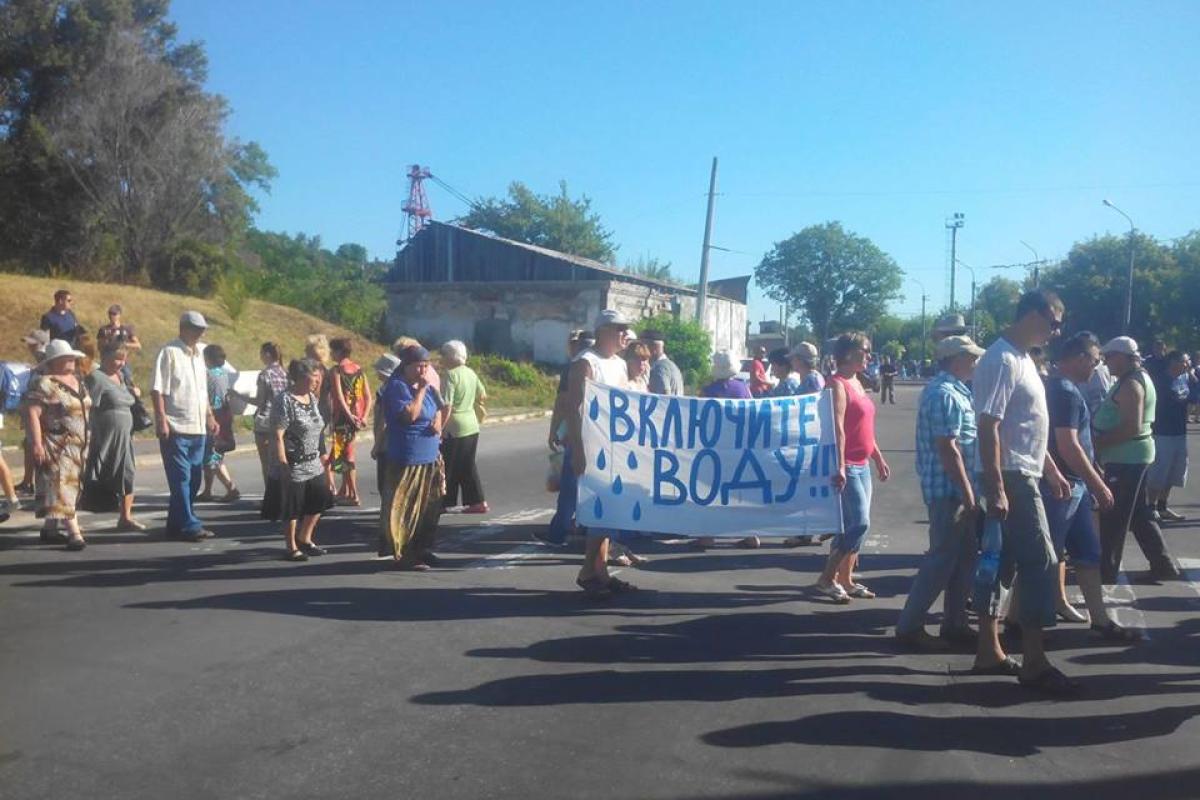 В "обезвоженном" Лисичанске люди перекрыли улицы В "обезвоженном" Лисичанске люди перекрыли улицы