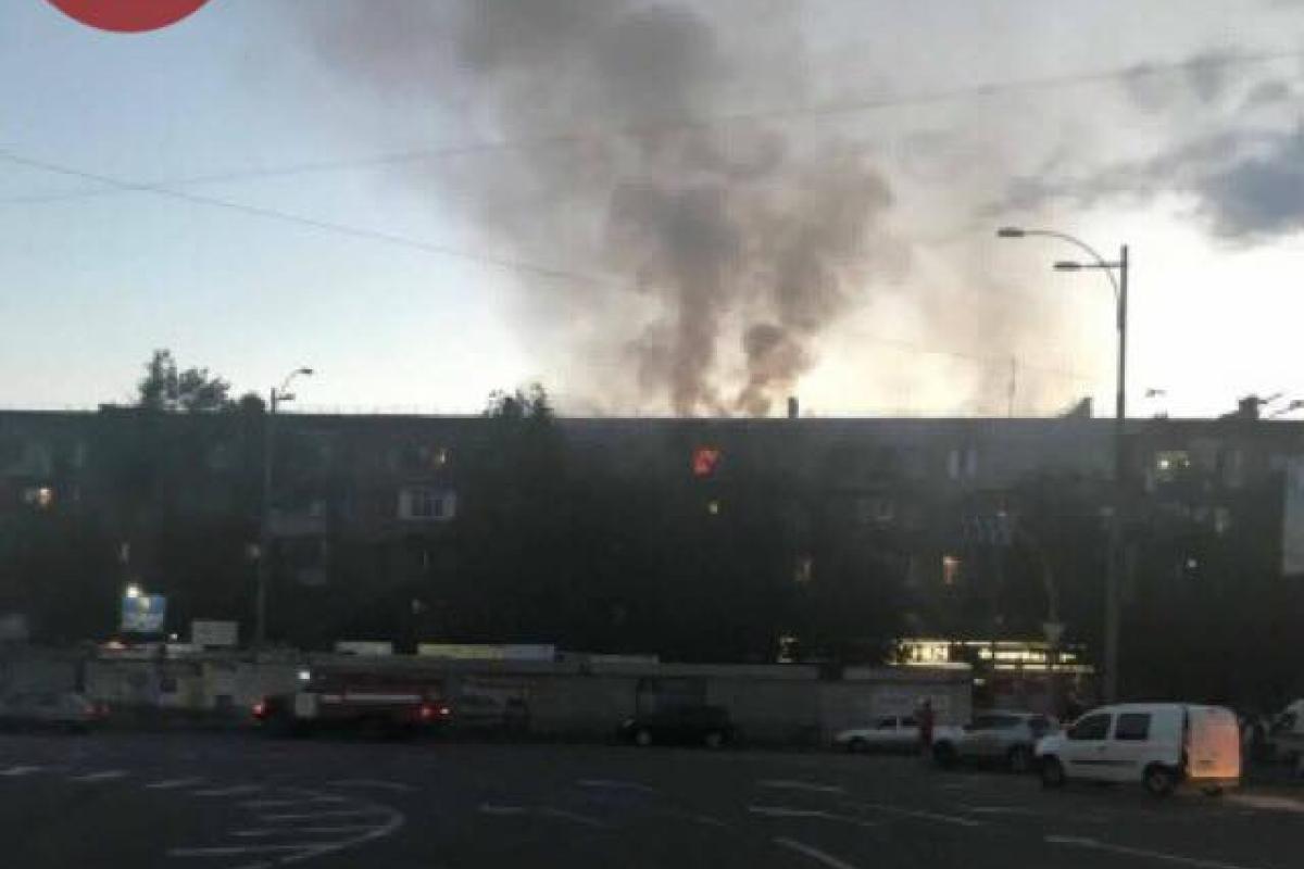 В Киеве серьезный пожар: пылает квартира, опубликованы кадры