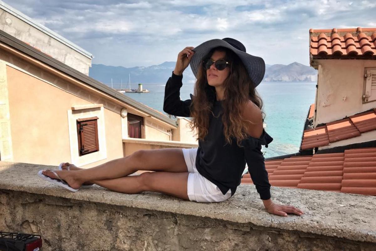 Руслана в коротких шортах устроила нежную фотосессию Руслана в коротких шортах устроила нежную фотосессию