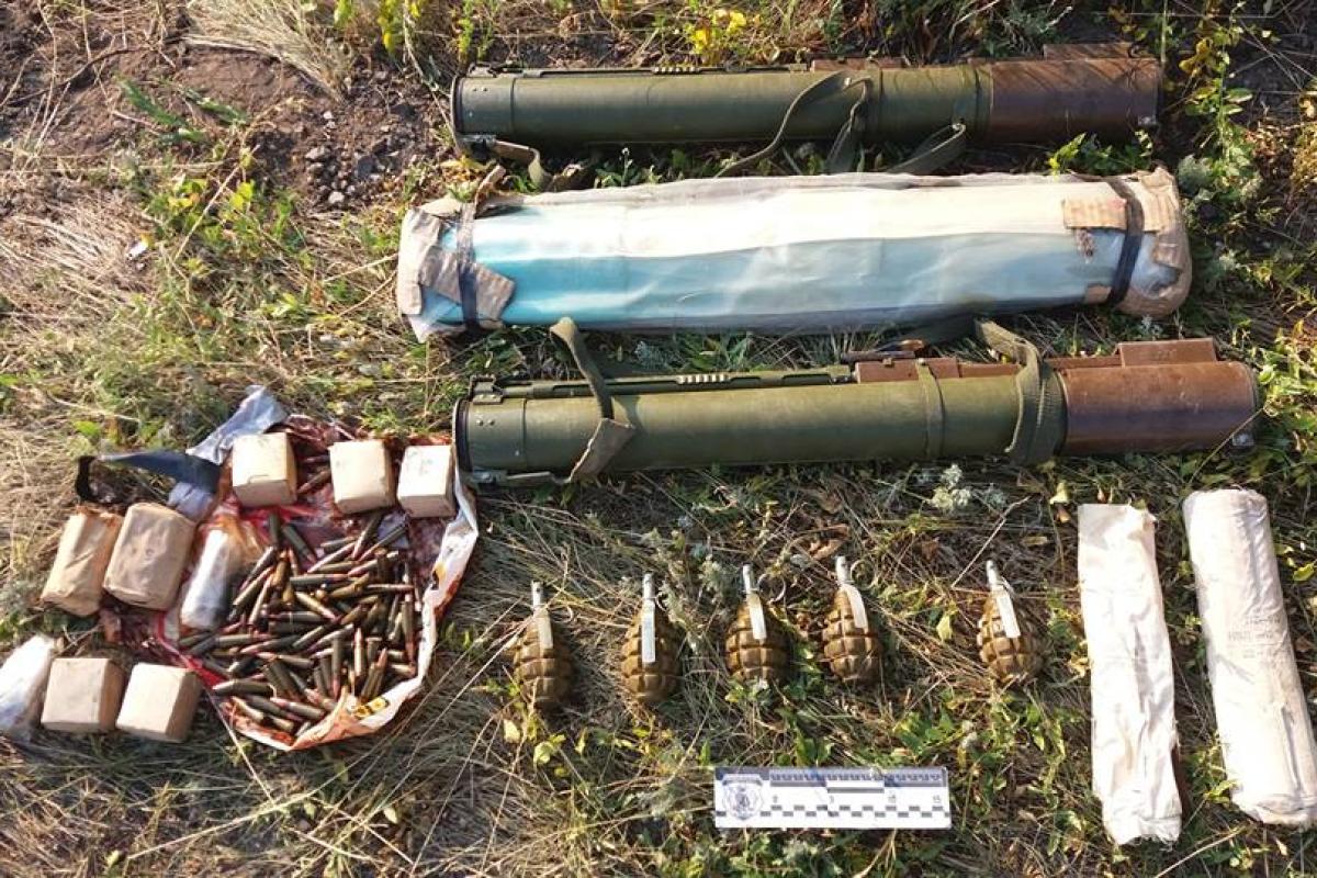 На обочине дороги под Лисичанском нашли арсенал боеприпасов