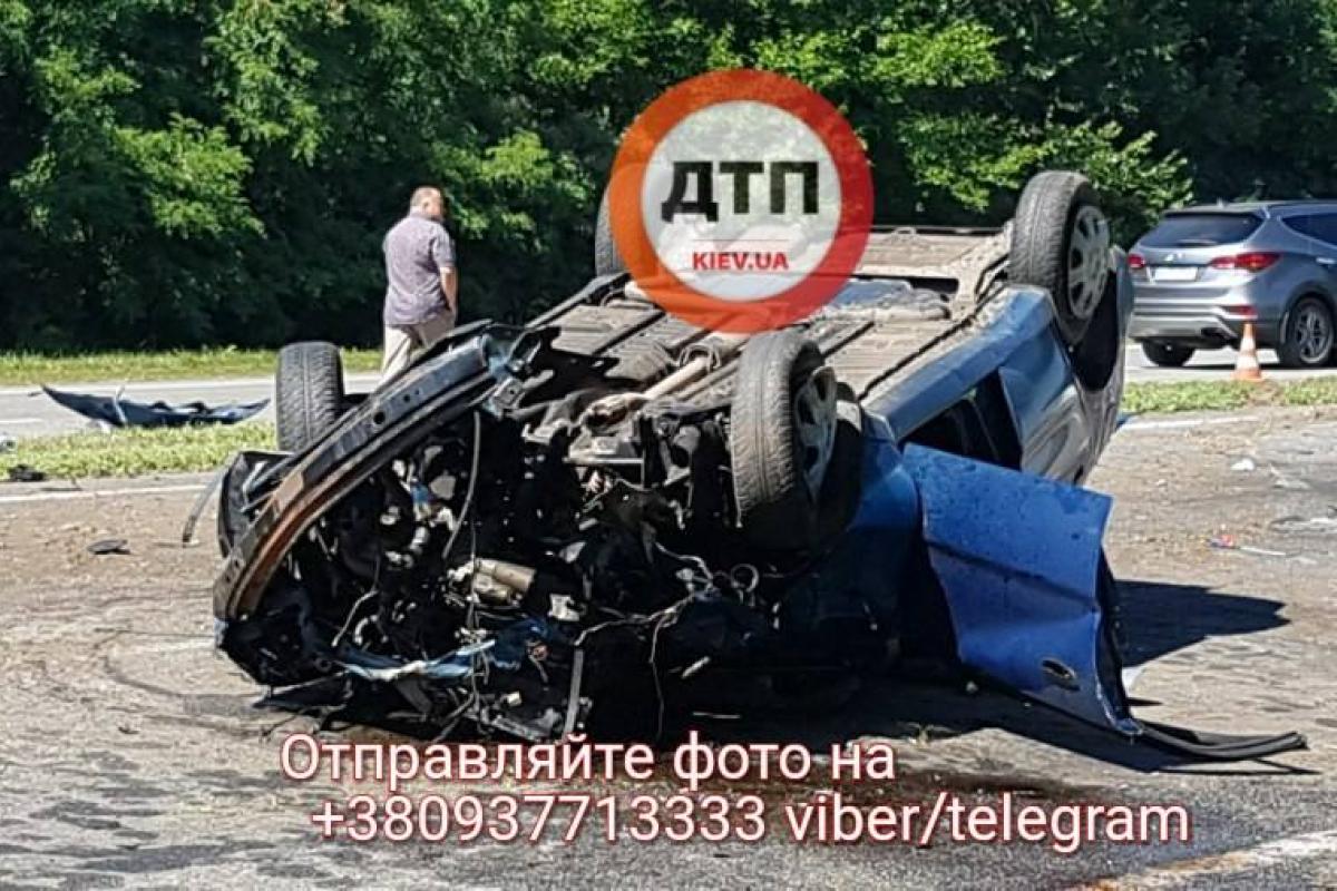 Под Киевом легковушка столкнулась с "Газелью": двое погибших Под Киевом легковушка столкнулась с "Газелью": двое погибших