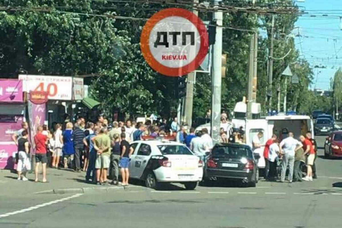 В Киеве автомобиль влетел в толпу людей В Киеве автомобиль влетел в толпу людей